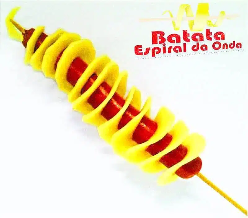 batata-espiral-no-palito-com-salsicha